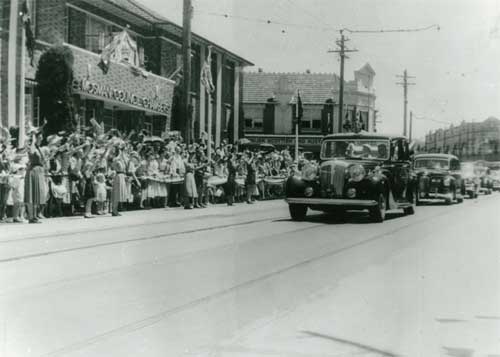 Queen-Elizabeth-and-Prince-Philip-arrive-in-Mosman.-Feb-1954.