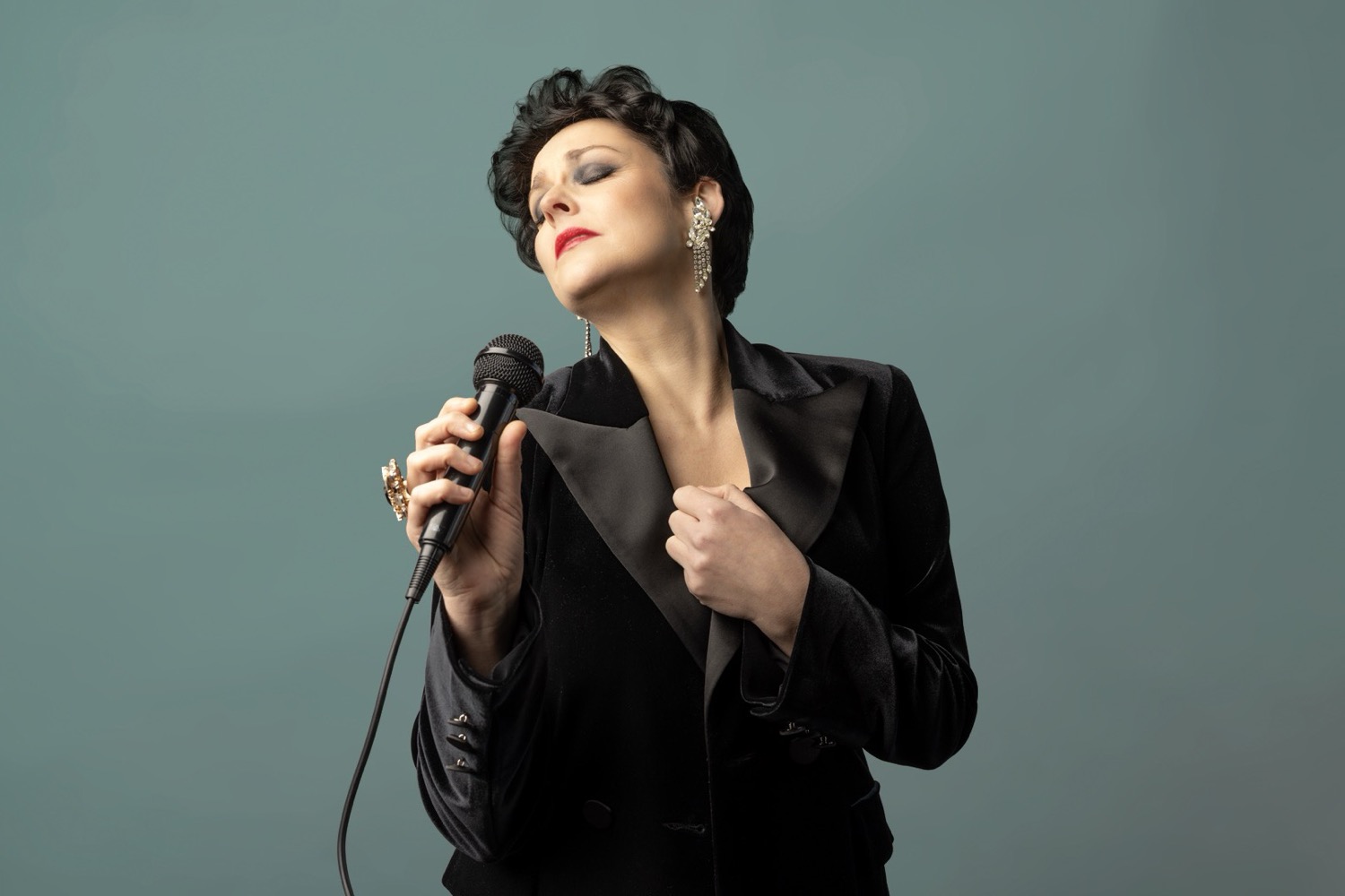 Lucy Maunder as Judy Garland singing into a microphone in Ensemble Theatre End of the Rainbow