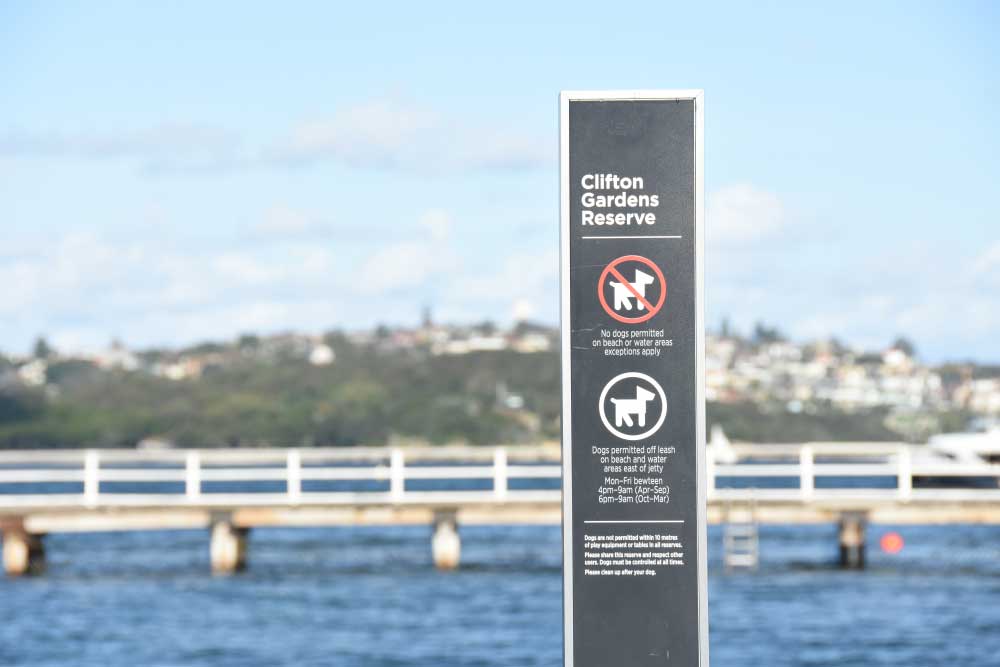 Clifton Gardens not dogs signage